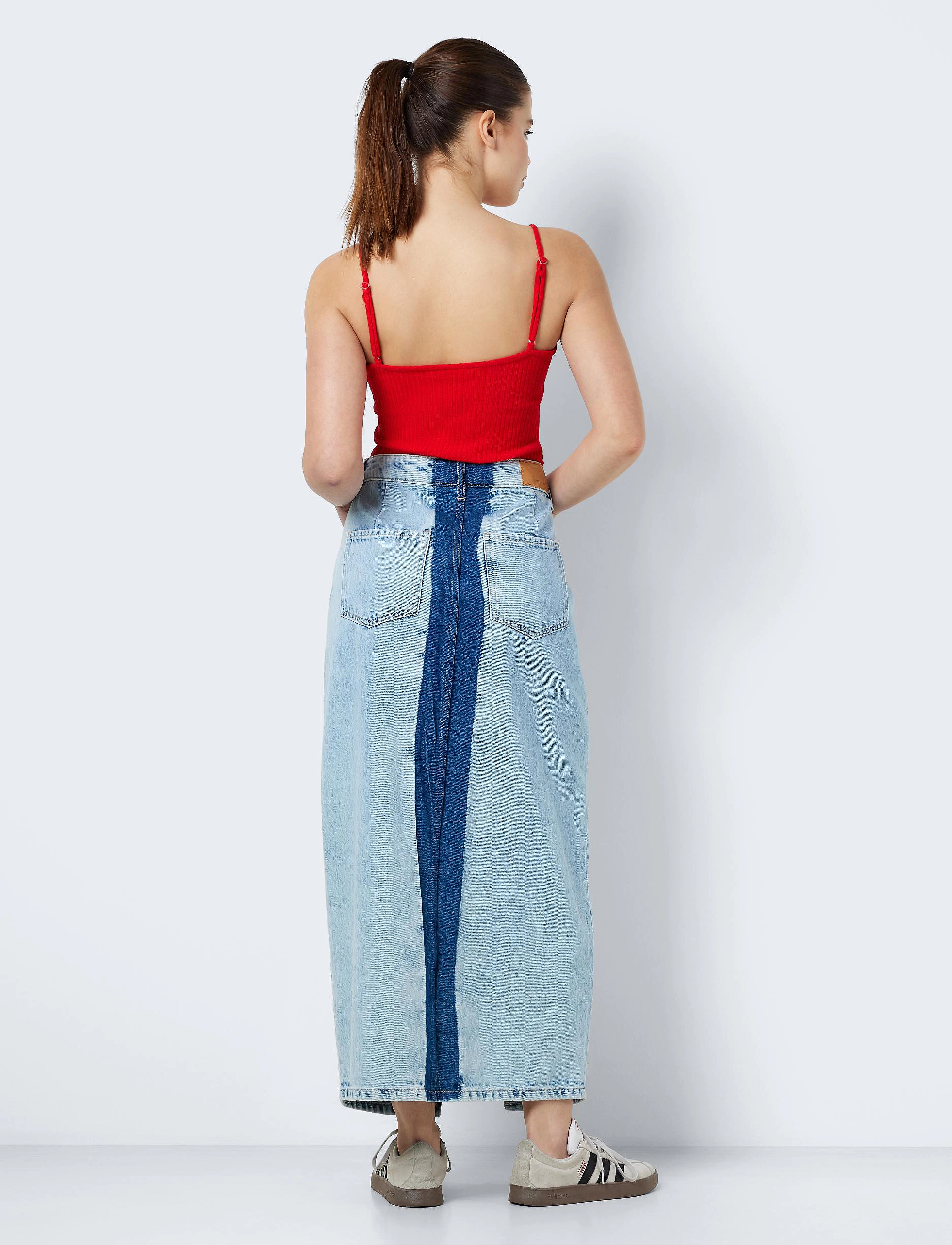 NOISY MAY - NMRINNA NW SLIT LONG SKIRT COLORBLOCK - maxi nederdele - medium blue denim - 3