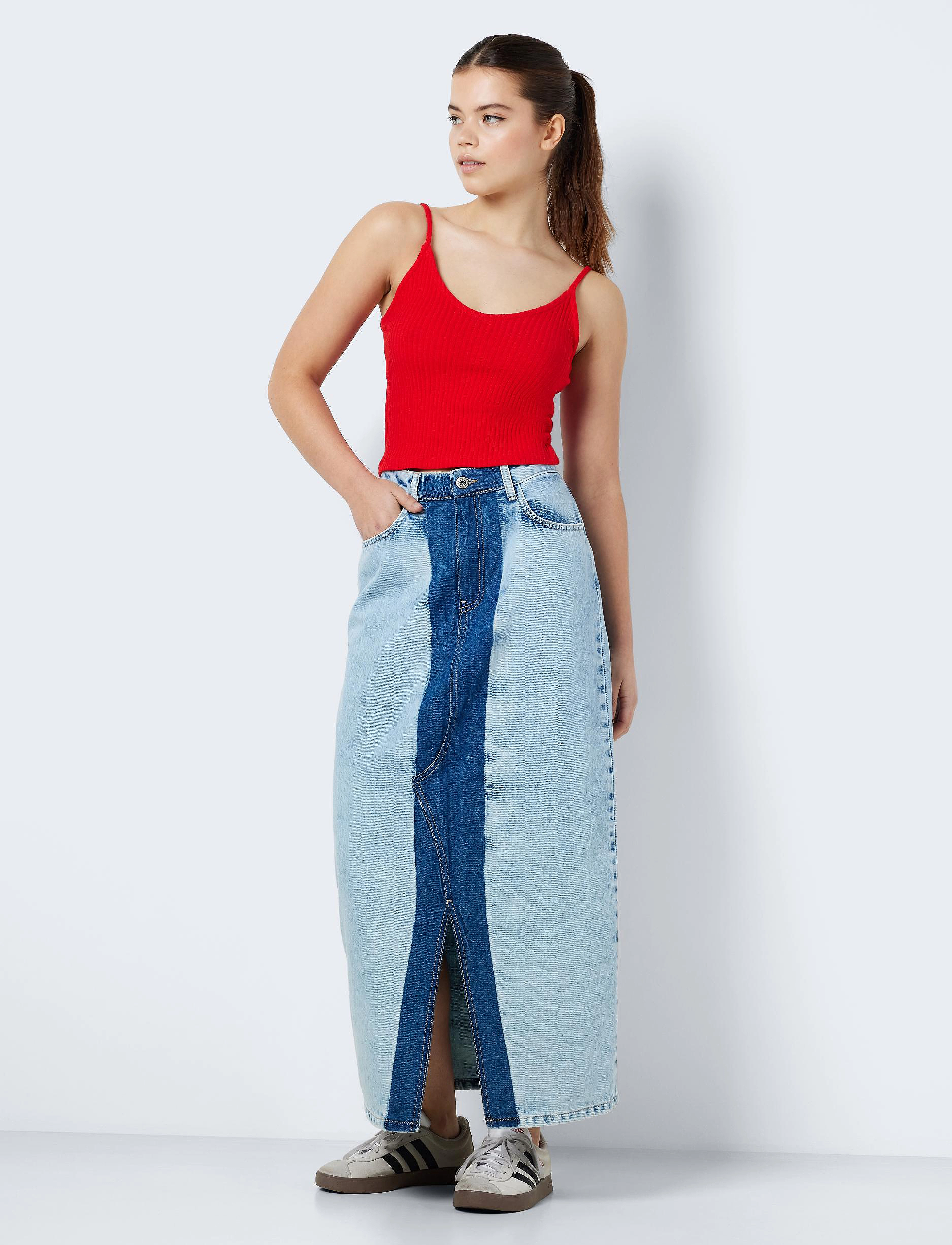 NOISY MAY - NMRINNA NW SLIT LONG SKIRT COLORBLOCK - maxi nederdele - medium blue denim - 4