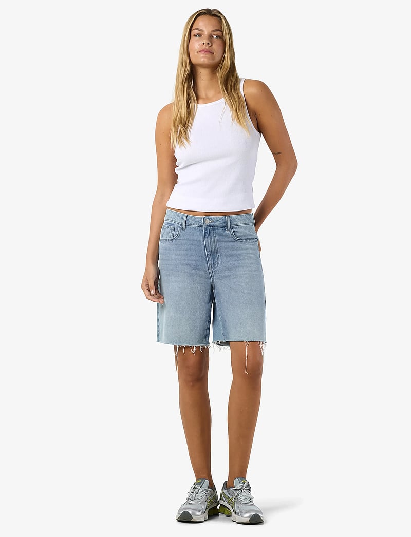 NOISY MAY - NMHOLLA NW LOOSE SHORTS AZ425LB NOOS - korte jeansbroeken - light blue denim - 3