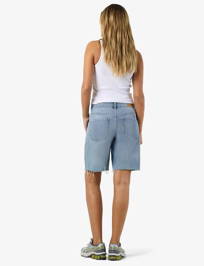 NOISY MAY - NMHOLLA NW LOOSE SHORTS AZ425LB NOOS - korte jeansbroeken - light blue denim - 4