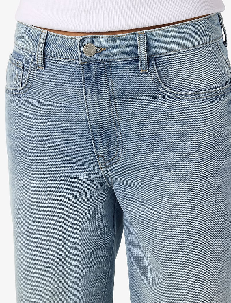 NOISY MAY - NMHOLLA NW LOOSE SHORTS AZ425LB NOOS - korte jeansbroeken - light blue denim - 5