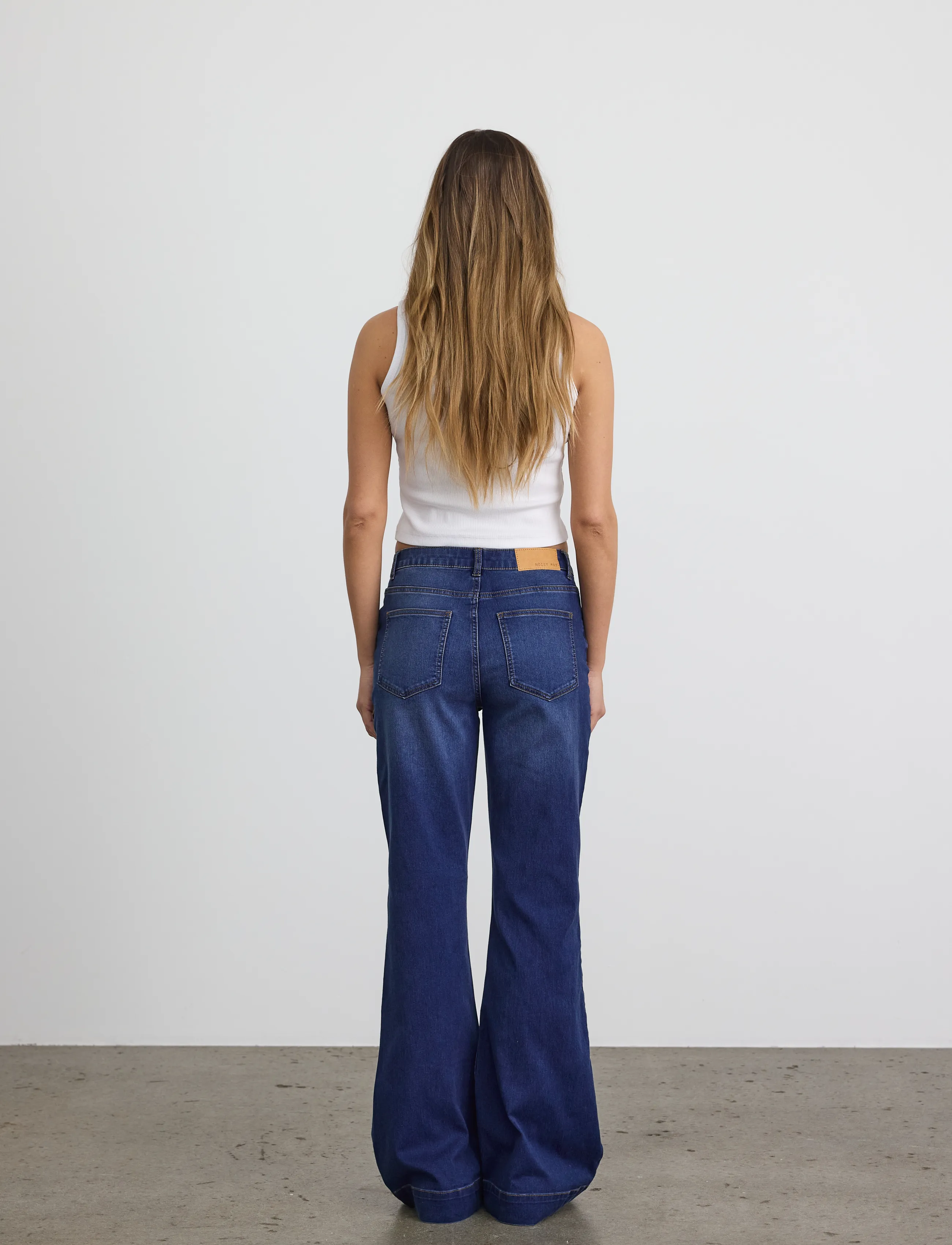 NOISY MAY - NMROOXY HW SLIM FLARED JNS VI580MB NOOS - flared jeans - medium blue denim - 3