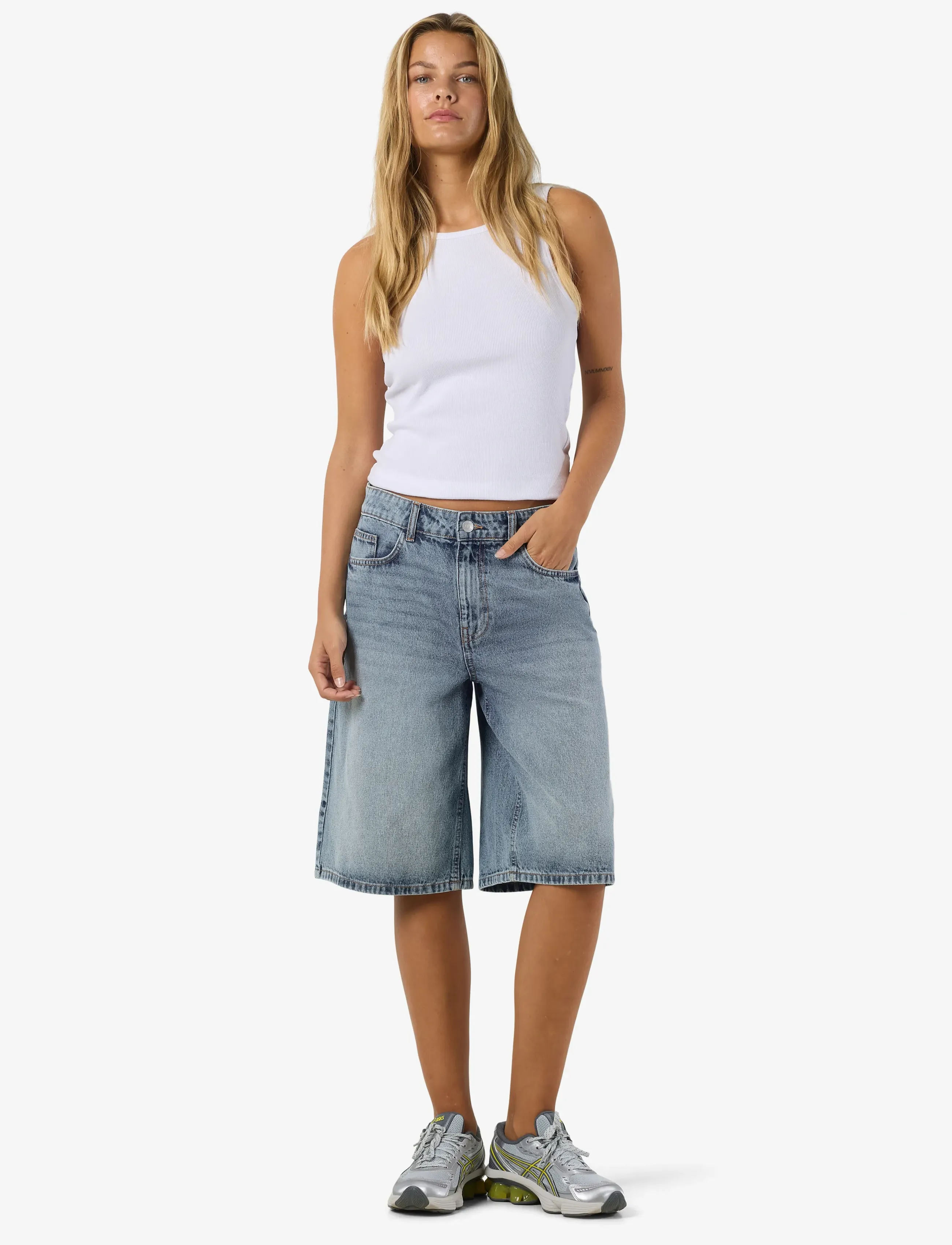 NOISY MAY - NMMINDIE NW BERMUDA SHORTS AZ411LB NOOS - short en jeans - light blue denim - 3