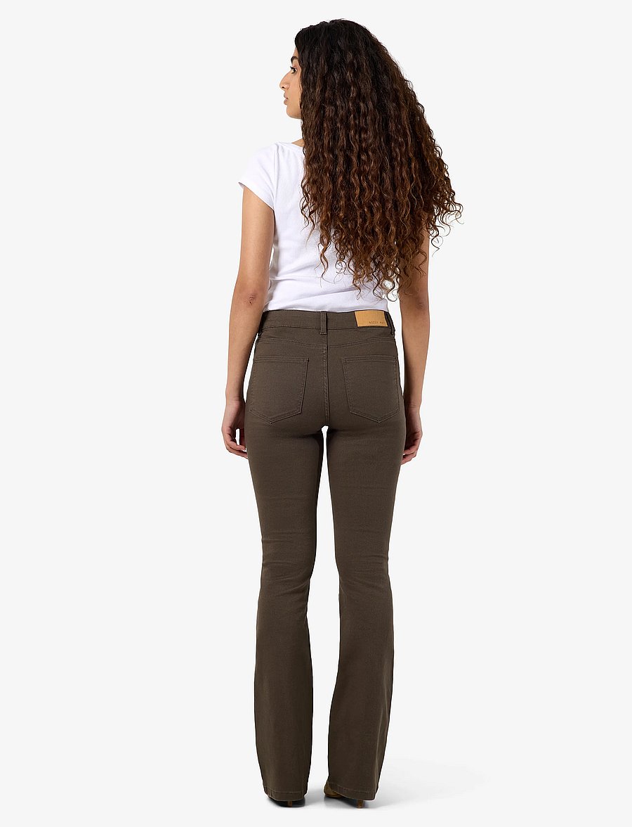 NOISY MAY - NMSALLIE HW SK FLARED COLOR NOOS - slim-fit-jeans - chocolate brown - 4