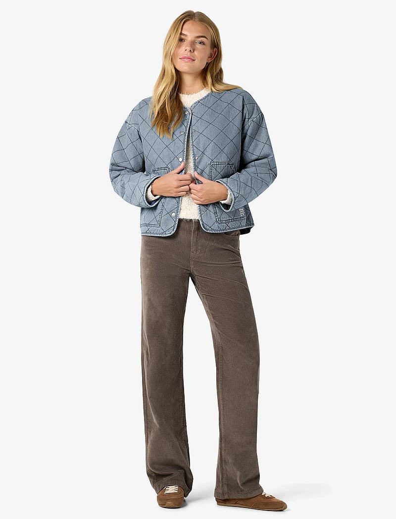 NOISY MAY - NMCLEO QUILTED DENIM JACKET - jeansjackor - light blue denim - 3