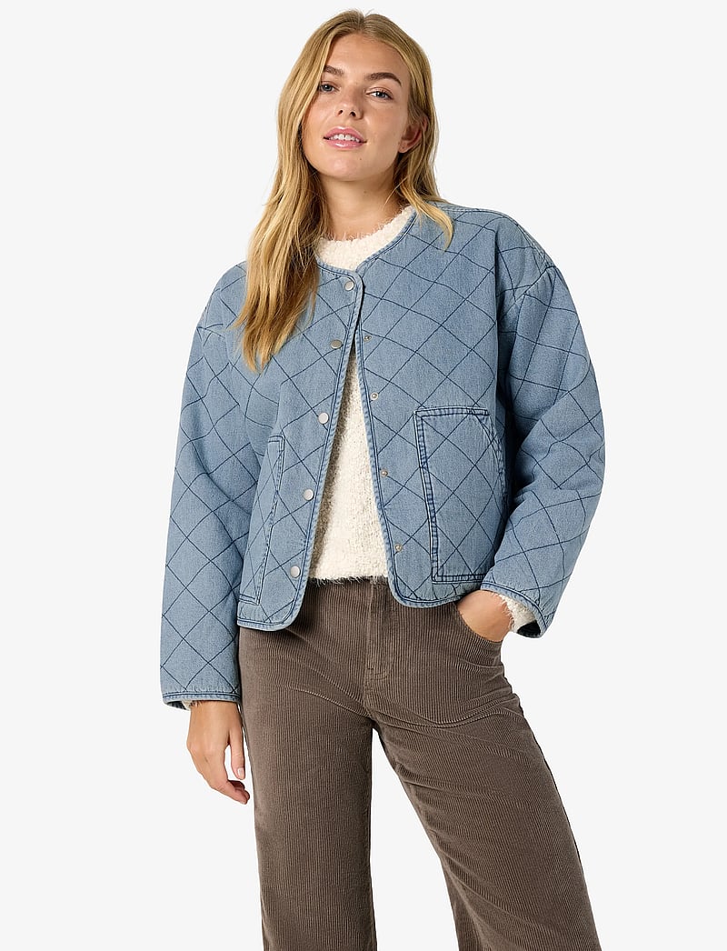 NOISY MAY - NMCLEO QUILTED DENIM JACKET - jeansjackor - light blue denim - 5