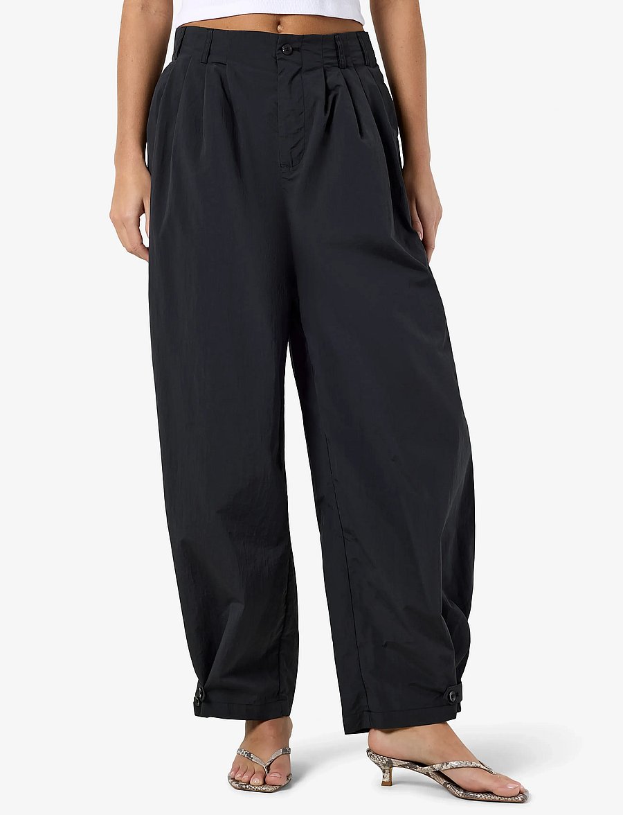 NOISY MAY - NMELIDE MW PLEAT BALOON PANT - barrel-bukser - obsidian - 0