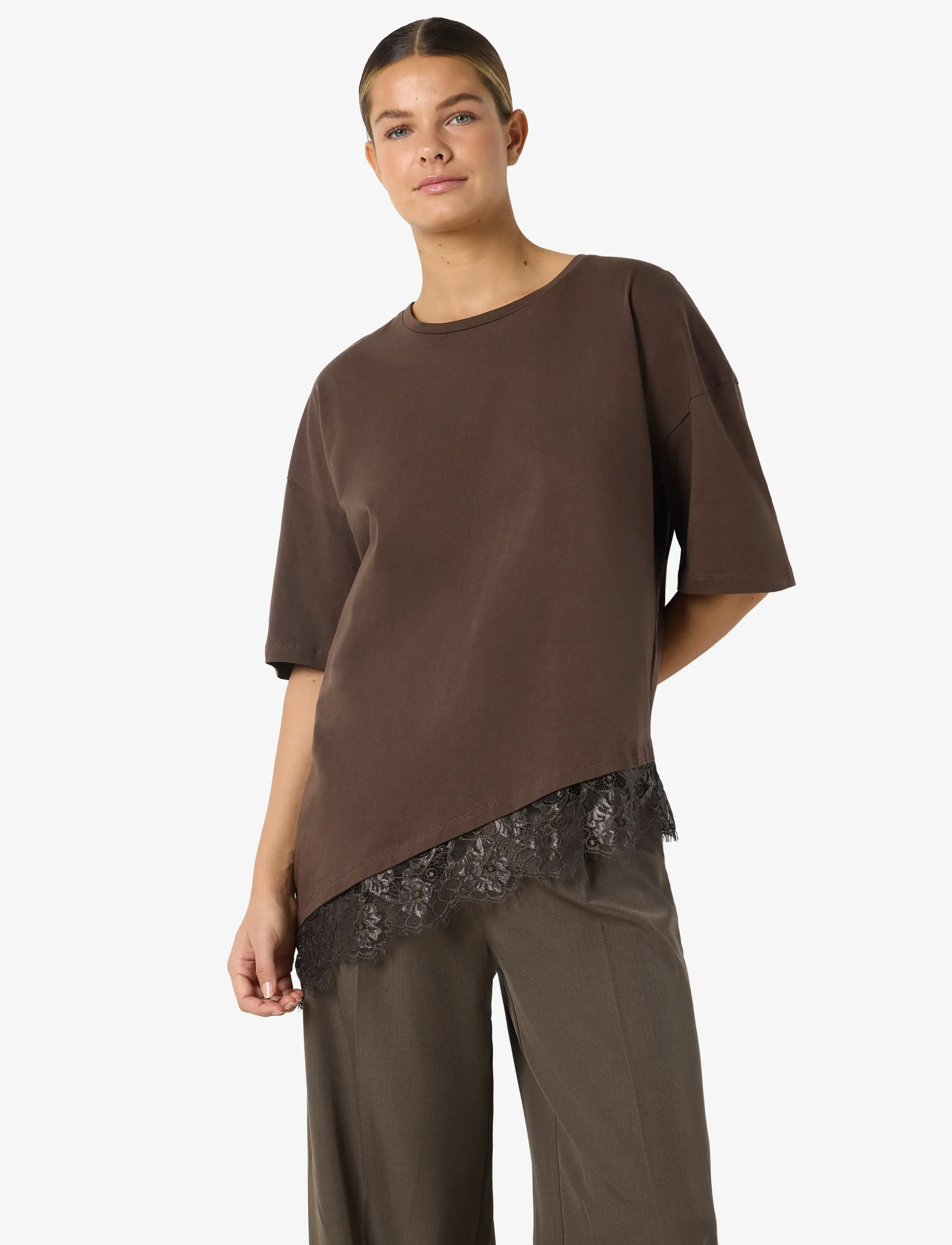 NOISY MAY NMEASY LACE DETAIL S/S T-SHIRT /TNT - T-shirts & Toppe - CHOCOLATE BROWN / brown