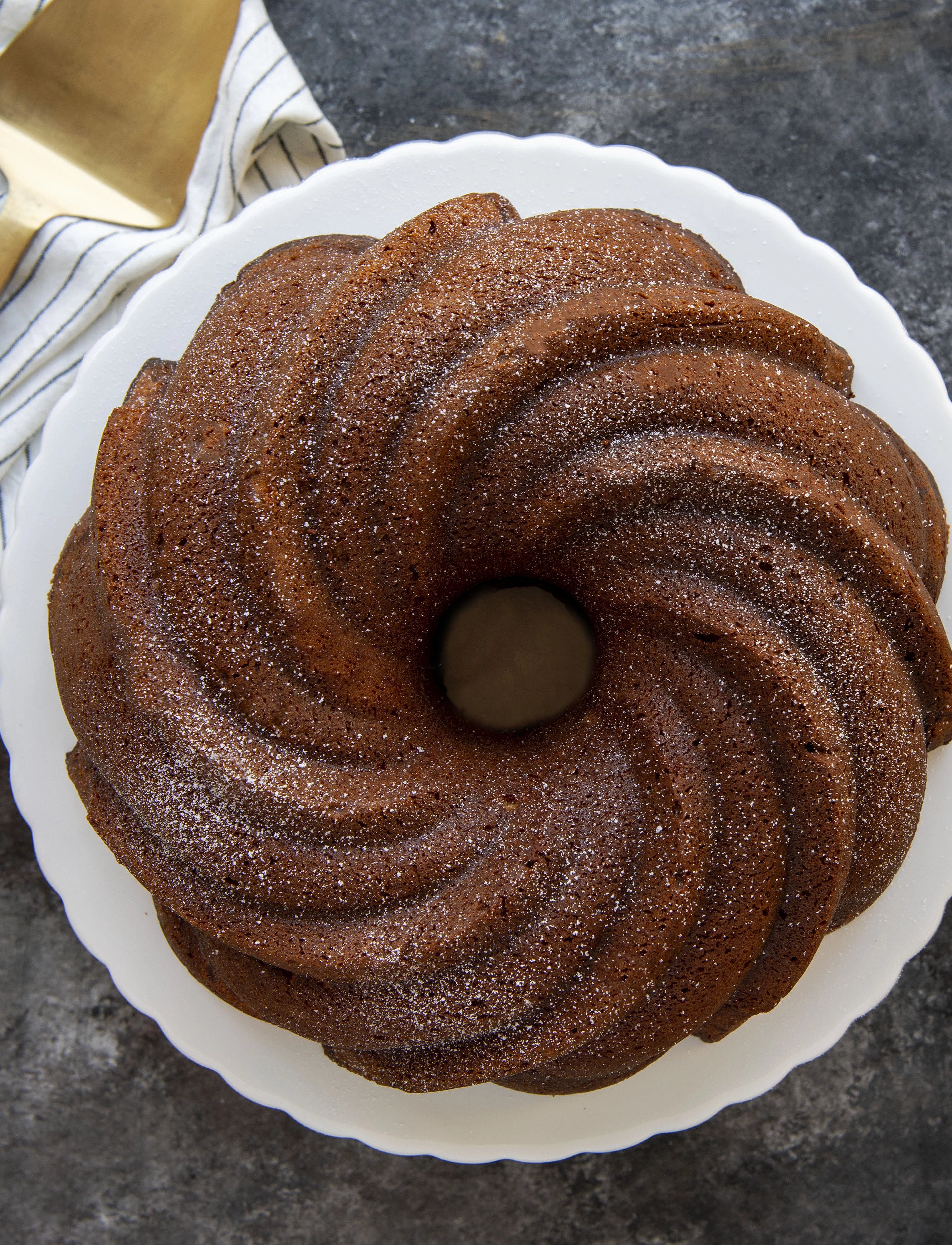 Nordic Ware Swirl Bundt -Bageform, 2.4 l, Baking Tins, Gold - Cookies- & Cake Homeware