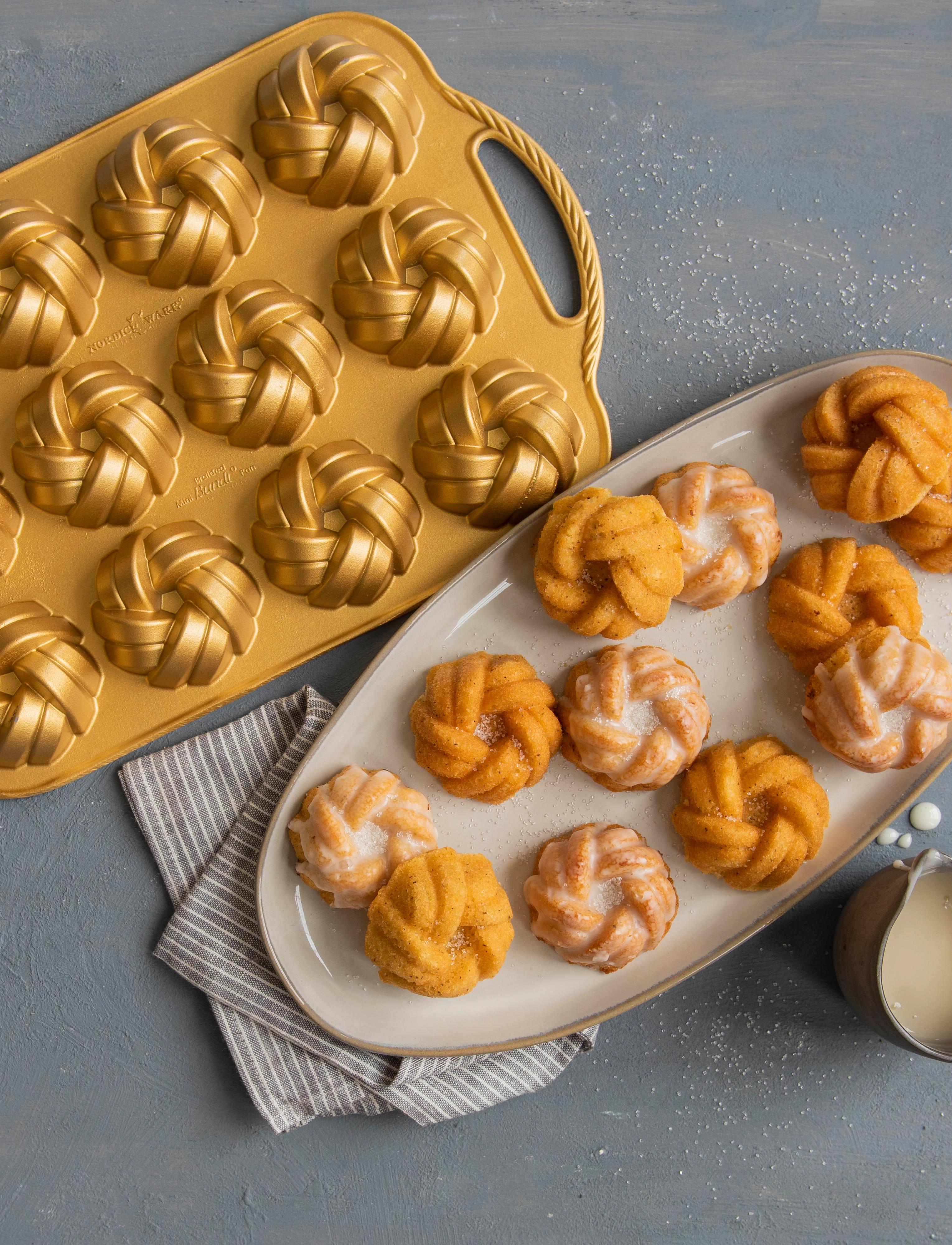 Nordic Ware 75-Års Jubilæums-Flettet Mini Bundt -Bageform, FOR 12PCS, Gold, Bageforme > Kage- Og Småkageforme, Unisex