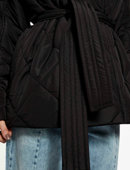NORR - Alma quilted short jacket - kevättakit - black - 5
