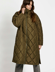 NORR - Alma slit quilted jacket - quilted jakker - dark army - 4