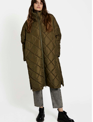 NORR - Alma slit quilted jacket - kevättakit - dark army - 6