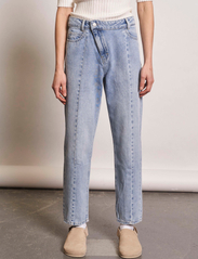 NORR - Kenzie relaxed detail jeans - tiesaus kirpimo džinsai - light blue wash - 2