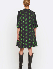 NORR - Noya dress - festtøj til outletpriser - green print - 3