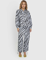 NORR - Tikka shirt - langermede bluser - zebra print - 2