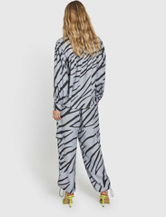 NORR - Tikka shirt - langermede bluser - zebra print - 3