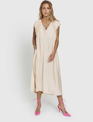 NORR - Alyssa midi dress - vidutinio ilgio suknelės - off-white - 2