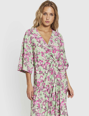 NORR - Alyssa V-neck dress - party wear at outlet prices - meadow print - 4