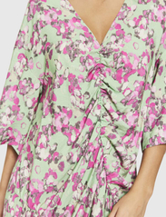 NORR - Alyssa V-neck dress - party wear at outlet prices - meadow print - 5