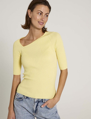 NORR - Sherry knit tee - megzti drabužiai - light yellow - 2