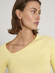 NORR - Sherry knit tee - megzti drabužiai - light yellow - 4