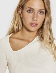 NORR - Sherry knit tee - megzti drabužiai - off-white - 3