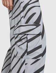 NORR - Tikka pants - cargo-housut - zebra print - 5
