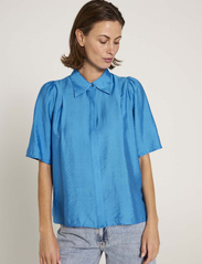 NORR - Alyssa pleat shirt - kurzärmlige hemden - ibiza blue - 2