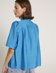 NORR - Alyssa pleat shirt - kurzärmlige hemden - ibiza blue - 3