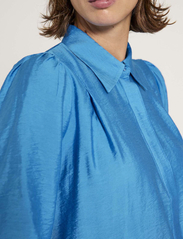 NORR - Alyssa pleat shirt - kurzärmlige hemden - ibiza blue - 4