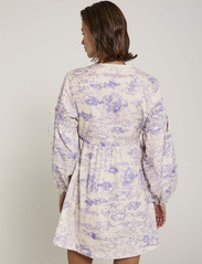 NORR - Wishfull wrap dress - slå-om-kjoler - lavender print - 3