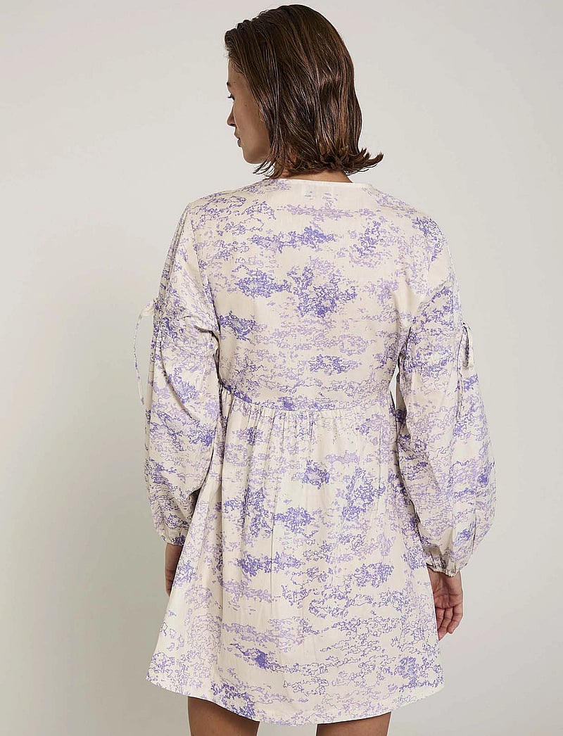 NORR - Wishfull wrap dress - wrap dresses - lavender print - 3