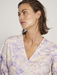 NORR - Wishfull wrap dress - slå-om-kjoler - lavender print - 4