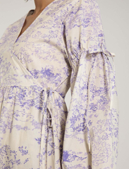 NORR - Wishfull wrap dress - slå-om-kjoler - lavender print - 5