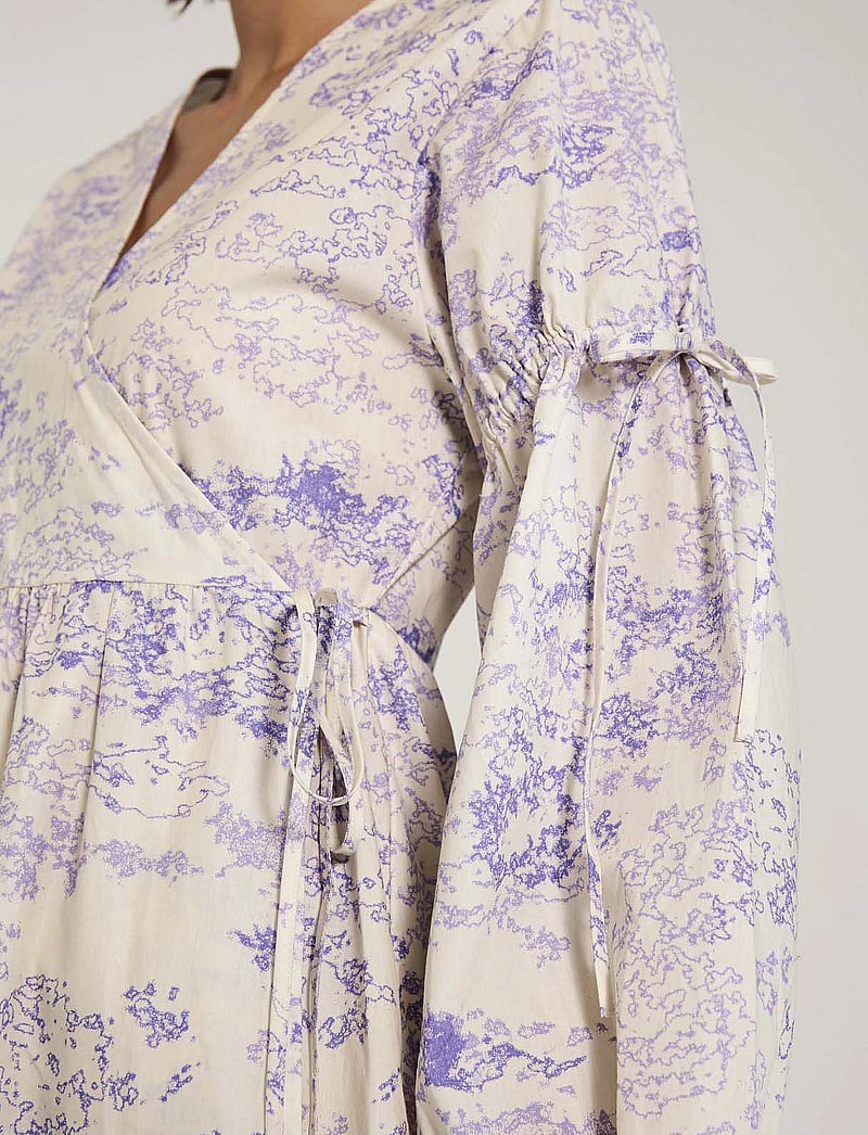 NORR - Wishfull wrap dress - wrap dresses - lavender print - 5