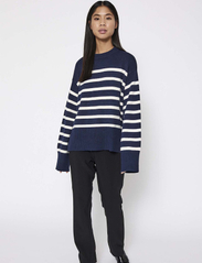 NORR - Lindsay new knit stripe top - džemperi - navy comb - 4