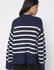 NORR - Lindsay new knit stripe top - džemperi - navy comb - 5