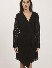 NORR - Sylvina lace dress - odzież imprezowa w cenach outletowych - black - 4