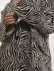 NORR - Zenna blazer - vakarėlių drabužiai išparduotuvių kainomis - zebra - 4