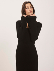 NORR - Sherry flared knit dress - strikkede kjoler - black - 4