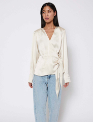 NORR - Gili wrap top - long-sleeved blouses - champagne - 1