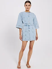 NORR - Cara short denim dress - korte kjoler - blue light wash - 0