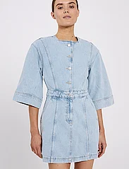 NORR - Cara short denim dress - korte kjoler - blue light wash - 3