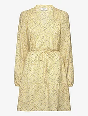 NORR - Opal seersucker dress - midi kjoler - light yellow flower aop - 0