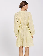 NORR - Opal seersucker dress - midi kjoler - light yellow flower aop - 3
