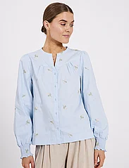 NORR - Miluna embroidery shirt - langermede skjorter - light blue w. embroidery - 2