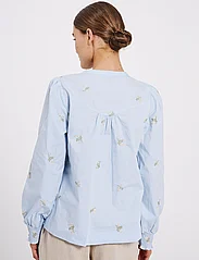 NORR - Miluna embroidery shirt - langermede skjorter - light blue w. embroidery - 3