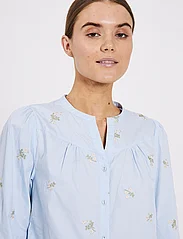 NORR - Miluna embroidery shirt - langärmlige hemden - light blue w. embroidery - 4