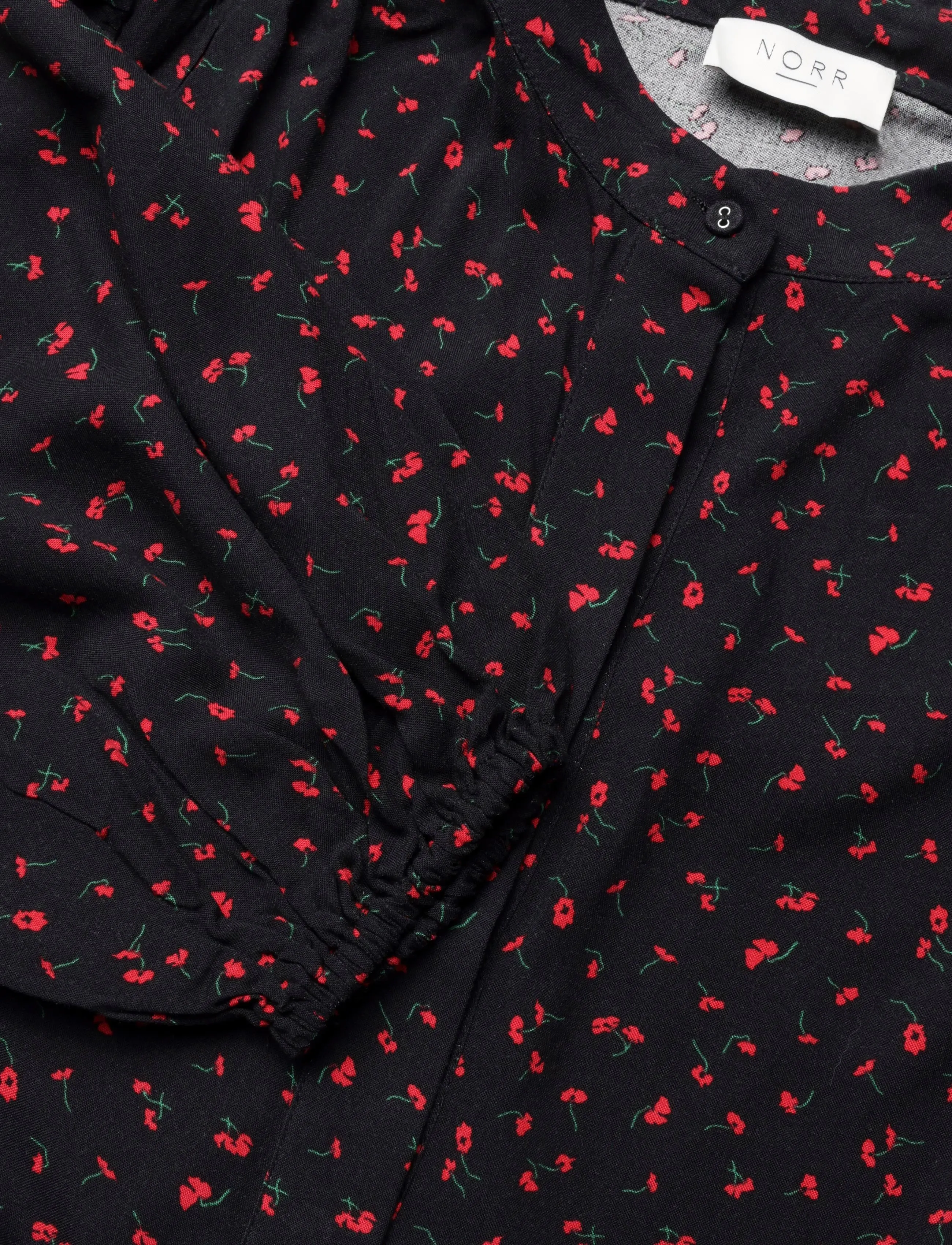NORR - NO - Sabby LS shirt - långärmade skjortor - black w. red flower aop - 2